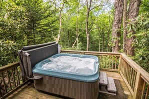 Hus - flera sängar - bubbelpool - utsikt mot bergen (Appalachian Retreat) | Bubbelpool utomhus