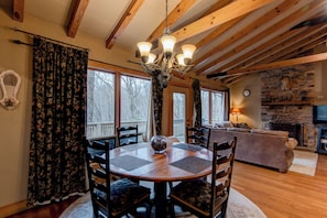Casa, varias camas, hidromasaje, vista a la montaña (Appalachian Retreat) | Interior