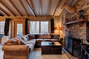 Hus - flera sängar - bubbelpool - utsikt mot bergen (Appalachian Retreat) | Vardagsrum | Eldstad