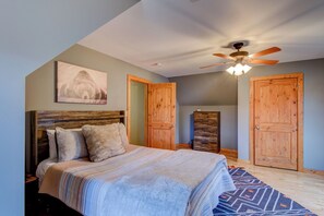 House, Multiple Beds, Hot Tub, Mountain View (Happy Trails Lodge) | 3 bedrooms, individually decorated, individually furnished, desk - Happy Trails Lodge (Vilas)