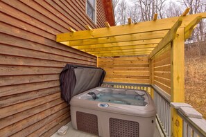 Outdoor spa tub - Happy Trails Lodge (Vilas)