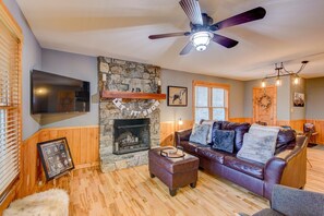 Ferienhaus, Mehrere Betten, Whirlpool, Bergblick (Happy Trails Lodge) | Wohnbereich