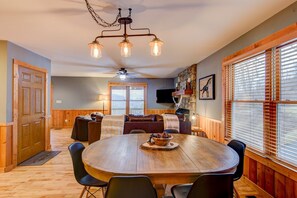 House, Multiple Beds, Hot Tub, Mountain View (Happy Trails Lodge) | In-room dining - Happy Trails Lodge (Vilas)