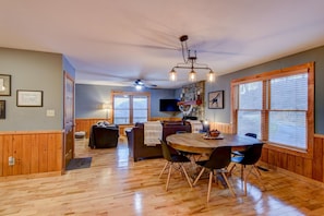 House, Multiple Beds, Hot Tub, Mountain View (Happy Trails Lodge) | In-room dining - Happy Trails Lodge (Vilas)