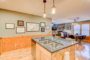 House, Multiple Beds, Hot Tub, Mountain View (Happy Trails Lodge) | Private kitchen | Coffee/tea maker - Happy Trails Lodge (Vilas)