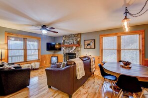 Ferienhaus, Mehrere Betten, Whirlpool, Bergblick (Happy Trails Lodge) | Essbereich im Zimmer