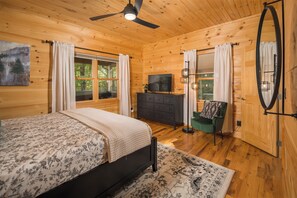 3 bedrooms, individually decorated, individually furnished, bed sheets - Merrywether Lodge (Boone)