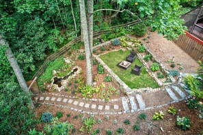 A garden with a stone pathway, a fire pit, and outdoor seating. - Bigfoot Bungalow (Blowing Rock)