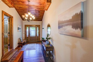 Ferienhaus, Mehrere Betten, Whirlpool, Bergblick (Bigfoot Bungalow) | Innenbereich
