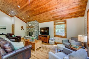 Ferienhaus, Mehrere Betten, Whirlpool, Bergblick (Bigfoot Bungalow) | Wohnbereich | Kamin