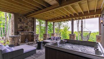 House, Multiple Beds, Hot Tub, Mountain View (Twin Boulder Lodge at Eagles Nest) | Outdoor spa tub