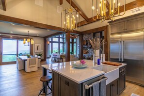 Ferienhaus, Mehrere Betten, Whirlpool, Bergblick (Twin Boulder Lodge at Eagles Nest) | Innenbereich