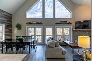 Maison, plusieurs lits, bain à remous, vue montagne (Sky High Chalet) | Coin séjour | Cheminée