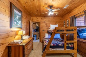 ハウス ベッド (複数台) スパ浴槽 マウンテンビュー (Beary Relaxing Cabin) | 4 室のベッドルーム、客室ごとに異なる装飾、客室ごとに異なるインテリア、ベッドシーツ