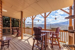 ハウス ベッド (複数台) スパ浴槽 マウンテンビュー (Beary Relaxing Cabin) | 屋外ダイニングエリア