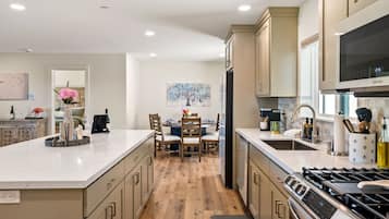 Refrigerador, microondas, horno y parrilla de estufa