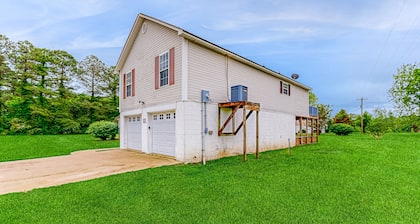 Spacious house with free wifi, private W/D - dog friendly
