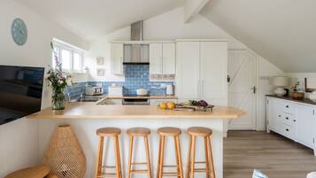 Een koelkast, een magnetron, een oven, een kookplaat