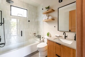 ヘアドライヤー、タオル、石鹸、シャンプー