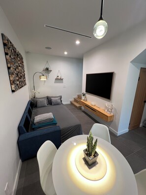 2 bedrooms, iron/ironing board, WiFi, bed sheets - The Heart of Hollywood House
- Newly Built w/ Hot Tub - (Los Angeles)