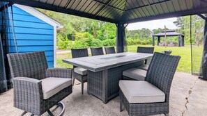 Outdoor dining - Modern Home 2 Firepits w/ Dining (Decatur)