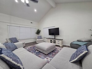 Smart TV - Modern Home 2 Firepits w/ Dining (Decatur)