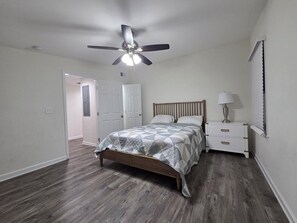 3 Schlafzimmer, Schreibtisch, Reisekinderbett, WLAN