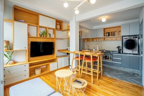 Appartement, 1 queensize bed, balkon | Woonruimte | Een 50-inch flatscreentelevisie met satellietzenders en televisie