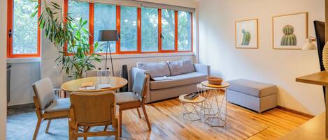 Apartamento standard | Área de estar | TV de tela plana 50 polegadas com canais via satélite, TV