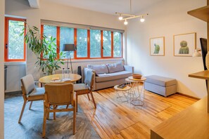 スタンダード アパートメント | リビング エリア | 50 インチの薄型テレビ (衛星放送視聴可)、テレビ