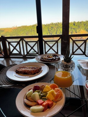 Se ofrece un desayuno completo entre semana (por un coste adicional)