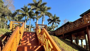 Una escalera de madera que conduce a un edificio con barandilla de madera.