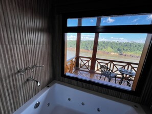 Habitación de lujo doble, balcón, vistas al río | Bañera de hidromasaje privada