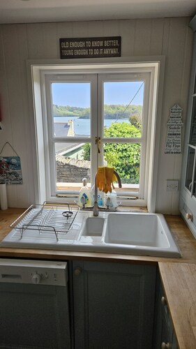 The Summer House -  a cottage that sleeps 6 guests  in 3 bedrooms