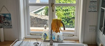 The Summer House -  a cottage that sleeps 6 guests  in 3 bedrooms