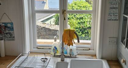 The Summer House - a cottage that sleeps 6 guests in 3 bedrooms