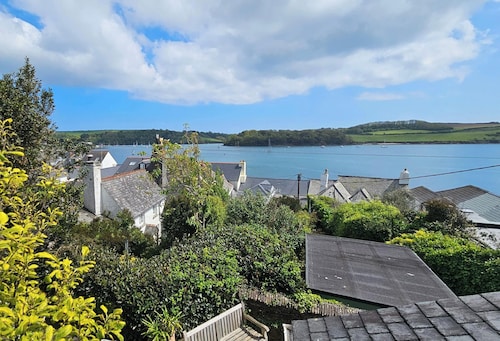 The Summer House -  a cottage that sleeps 6 guests  in 3 bedrooms