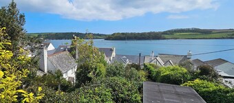 The Summer House -  a cottage that sleeps 6 guests  in 3 bedrooms