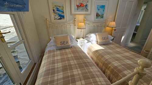 The Summer House -  a cottage that sleeps 6 guests  in 3 bedrooms