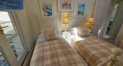 The Summer House - a cottage that sleeps 6 guests in 3 bedrooms