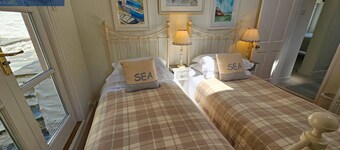 The Summer House - a cottage that sleeps 6 guests in 3 bedrooms