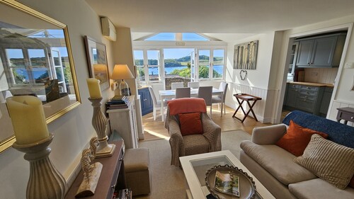 The Summer House -  a cottage that sleeps 6 guests  in 3 bedrooms