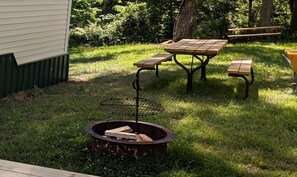 Outdoor dining - Sleeps up to 2, electric, water, kitchenette, full bathroom, air conditioned/heated. (Illinois City)