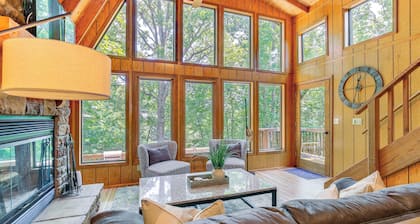 Lakefront Innsbrook Chalet: Hot Tub + Fire Pit!