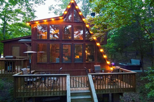 Lakefront Innsbrook Chalet: Hot Tub + Fire Pit!