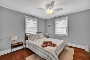 3 bedrooms, desk, iron/ironing board, free WiFi - Cozy 3/1 centrally located in the city.  Perfect for families. Pet friendly! (Charlotte)