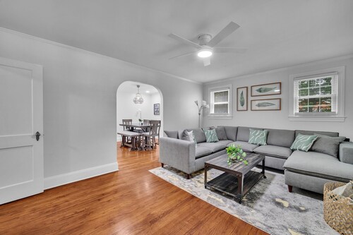 Cozy 3/1 centrally located in the city.  Perfect for families. Pet friendly!