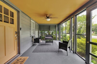 Cozy 3/1 centrally located in the city.  Perfect for families. Pet friendly!