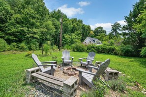 Property grounds - Cozy 3/1 centrally located in the city.  Perfect for families. Pet friendly! (Charlotte)