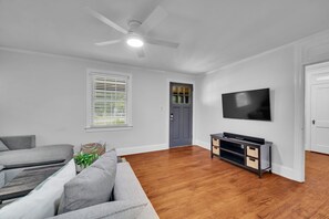 Smart TV - Cozy 3/1 centrally located in the city.  Perfect for families. Pet friendly! (Charlotte)